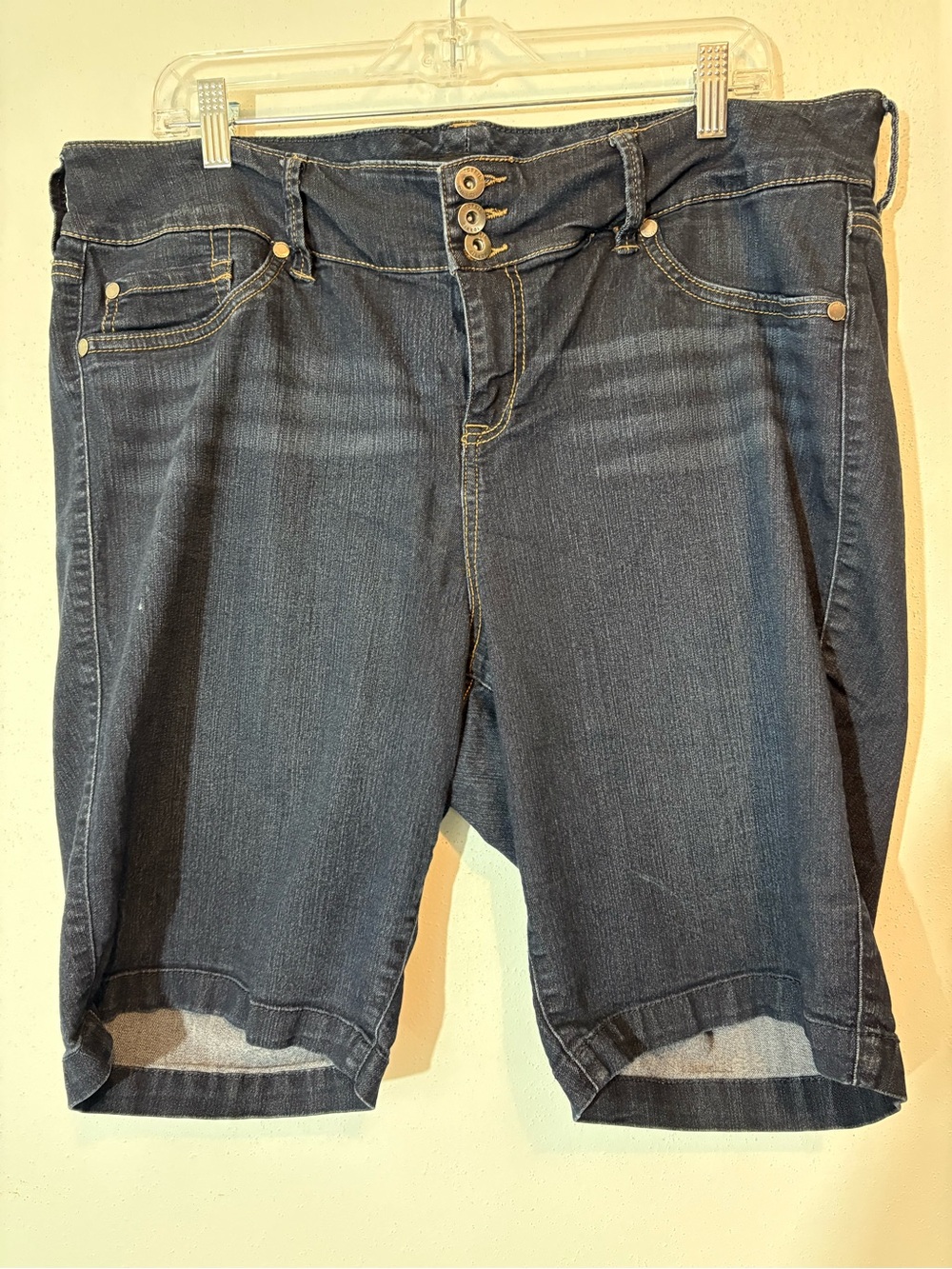 TORRID 22 ✨ plus size Bermuda jean shorts blue denim great condition